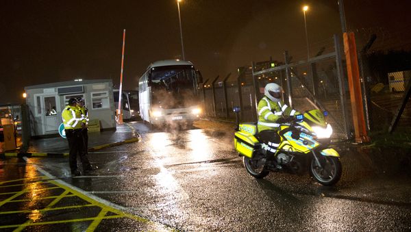 A police motorcycle rider (R) escorts a convoy of buses carrying Syrian refugees as they leave Glasgow airport, in Scotland on November 17, 2015 A police motorcycle rider (R) escorts a convoy of buses carrying Syrian refugees as they leave Glasgow airport, in Scotland on November 17, 2015 - Sputnik International