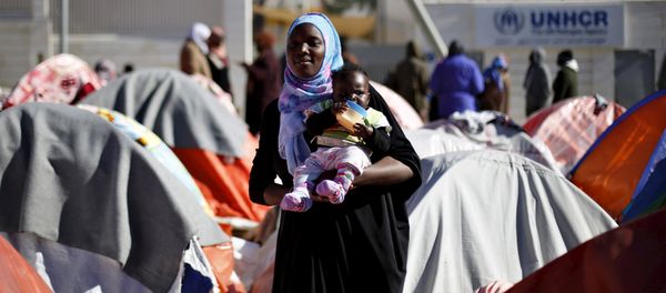 A Sudanese refugee from Darfur carries her child during an open-ended sit-in outside the United Nations High Commissioner for Refugees (UNHCR), demanding better treatment and acceleration of their relocation, in Amman, Jordan, December 6, 2015. A Sudanese refugee from Darfur carries her child during an open-ended sit-in outside the United Nations High Commissioner for Refugees (UNHCR), demanding better treatment and acceleration of their relocation, in Amman, Jordan, December 6, 2015. - Sputnik International