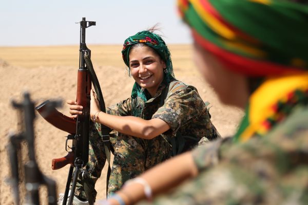 Female fighters from the Kurdish People Protection Unit (YPG) take a break on the front line in the northeastern Syrian city of Hasakeh on September 4, 2015. Female fighters from the Kurdish People Protection Unit (YPG) take a break on the front line in the northeastern Syrian city of Hasakeh on September 4, 2015. - Sputnik International