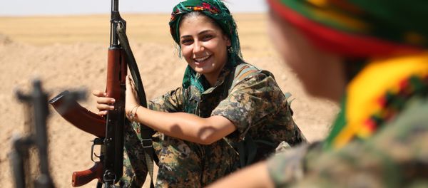 Female fighters from the Kurdish People Protection Unit (YPG) take a break on the front line in the northeastern Syrian city of Hasakeh on September 4, 2015. Female fighters from the Kurdish People Protection Unit (YPG) take a break on the front line in the northeastern Syrian city of Hasakeh on September 4, 2015. - Sputnik International
