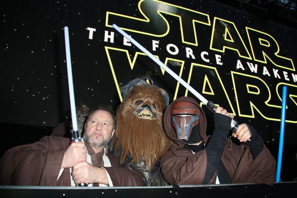 Fans dressed as characters from the film pose for photographers prior to the premiere of the film 'Star Wars: The Force Awakens ' in London. - Sputnik International