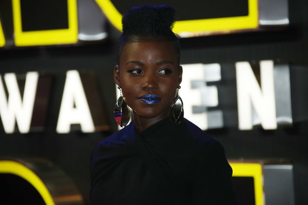 Lupita Nyong'o - who plays Maz Kanata, a pirate who has lived for more than 1000 years - poses for photographers upon arrival at the European premiere of the film 'Star Wars: The Force Awakens ' in London. - Sputnik International