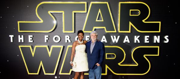 Star Wars creator George Lucas and his wife Mellody Hobson pose for photographers upon arrival at the European premiere of the film 'Star Wars: The Force Awakens ' in London. - Sputnik International