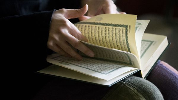 Syrian refugee, who agreed to be photograph on condition of anonymity because of fear of retaliation against family living in Syria, opens her Quran, Wednesday, Nov. 18, 2015 - Sputnik International