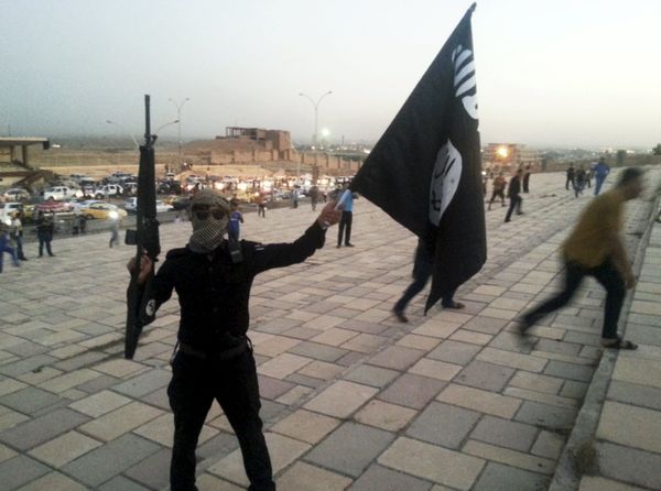 A fighter of Daesh holds an ISIL flag and a weapon on a street in the city of Mosul, Iraq, in this June 23, 2014. A fighter of Daesh holds an ISIL flag and a weapon on a street in the city of Mosul, Iraq, in this June 23, 2014. - Sputnik International