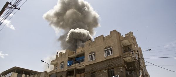 Smoke rises from a house of former Yemeni president Ali Abdullah Saleh after a Saudi-led airstrike in Sanaa, Yemen, Sunday, May 10, 2015. Smoke rises from a house of former Yemeni president Ali Abdullah Saleh after a Saudi-led airstrike in Sanaa, Yemen, Sunday, May 10, 2015. - Sputnik International