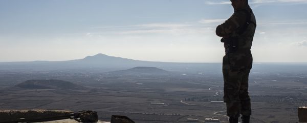 A soldier of the Syrian Arab Army at an observation post at the frontline in the al-Kom village of the Quneitra province in Syria A soldier of the Syrian Arab Army at an observation post at the frontline in the al-Kom village of the Quneitra province in Syria - Sputnik International