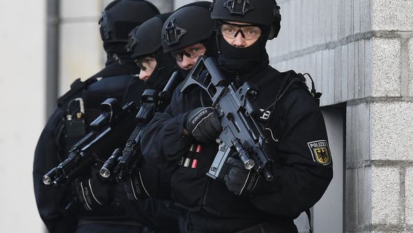 Members of the German police's so-called BFE+ (Evidence and Arrestment Unit) anti terror unit present a training operation in Berlin's Ahrensfelde district on December 16, 2015. - Sputnik International