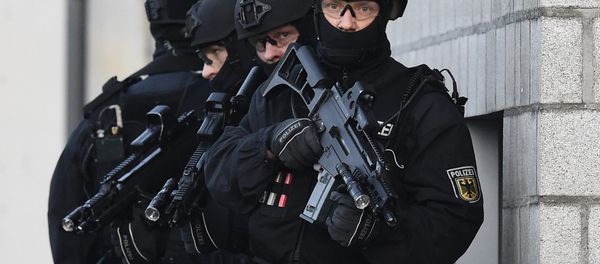 Members of the German police's so-called BFE+ (Evidence and Arrestment Unit) anti terror unit present a training operation in Berlin's Ahrensfelde district on December 16, 2015. Members of the German police's so-called BFE+ (Evidence and Arrestment Unit) anti terror unit present a training operation in Berlin's Ahrensfelde district on December 16, 2015. - Sputnik International