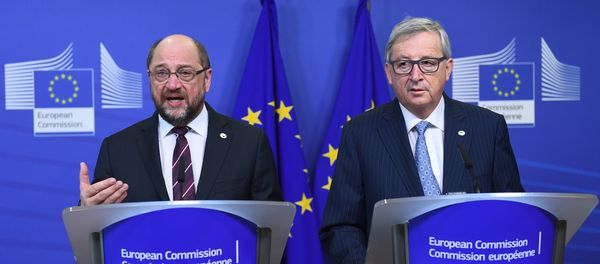 European Commission President Jean-Claude Juncker (R) and European Parliament President Martin Schulz address a press conference at the European Commission ahead of a EU leaders' summit in Brussels, on December 17, 2015 - Sputnik International