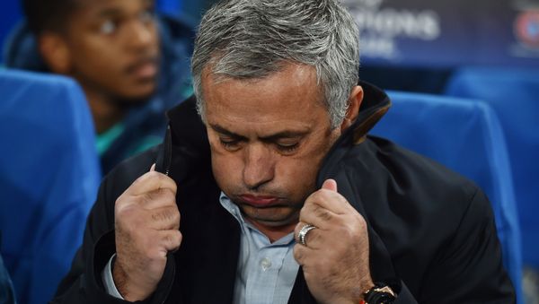 A picture taken on November 4, 2015 shows Chelsea's Portuguese manager Jose Mourinho pulling up the collar on his coat during a UEFA Chamions league group stage football match between Chelsea and Dynamo Kiev at Stamford Bridge stadium in west London - Sputnik International
