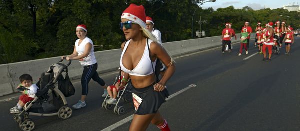 People take part in the Santa Claus Run in Caracas on December 13, 2015. - Sputnik International