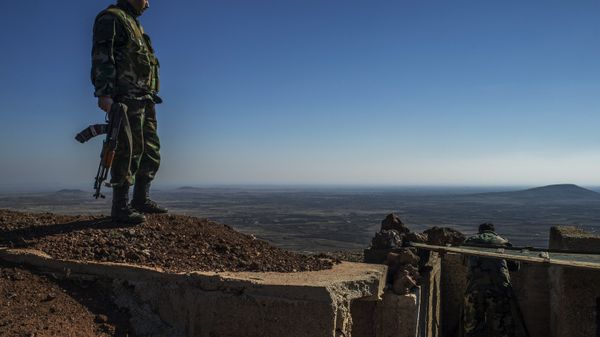 Soldiers of the Syrian Arab Army at an observation post at the frontline in the al-Kom village of the Quneitra province in Syria - Sputnik International