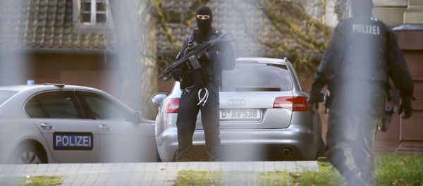 German special police forces SEK stand guard outside the building of the German Federal Supreme Court (Bundesgerichtshof) in Karlsruhe, Germany December 15, 2015 German special police forces SEK stand guard outside the building of the German Federal Supreme Court (Bundesgerichtshof) in Karlsruhe, Germany December 15, 2015 - Sputnik International
