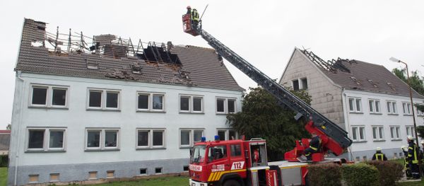 Firefighters look at a house that was meant to shelter migrants in Ebeleben, eastern Germany, Monday Sept. 7, 2015 - Sputnik International