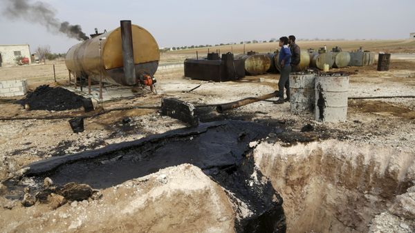A report compiled by an independent Norwegian oil and gas consulting firm verified earlier claims that Daesh, also known as ISIL/ISIS, smuggles most of its oil to Turkey, where it is then sold on the black market at reduced prices. - Sputnik International