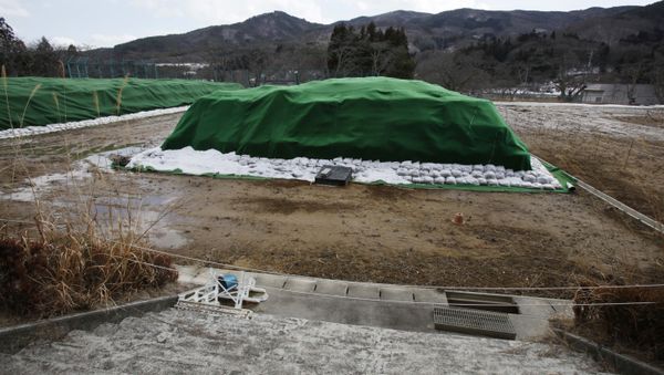 Piles of radiation-contaminated waste sit in a field in the abandoned town of Namie, outside the exclusion zone surrounding the Fukushima Dai-ichi nuclear plant in Japan (File) - Sputnik International