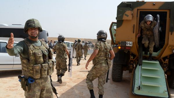 Turkish security forces block the road leading to Cizre, on September 9, 2015 - Sputnik International