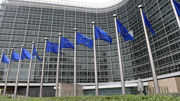 European flags flutter in front of the European Commission building as the European Commission President-elect unveils the list of the new European Commissioners during a press conference in Brussels, on September 10, 2014 - Sputnik International