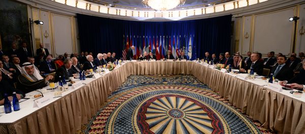 US Secretary of State John Kerry, United Nations secretary general Ban Ki-moon and Russian foreign minister Sergey Lavrov (C) along with other ministers and delegates start a meeting on Syria in New York on December 18, 2015 - Sputnik International