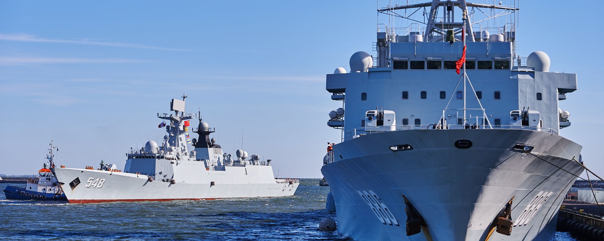 Chinese Navy replenishment ship 'Qiandaohu' (R) and multi-role frigate 'Yiyang' (L) enter the port of Gdynia in Gdynia, Poland, on October 7, 2015, marking the first-ever such visit in the NATO and EU member Chinese Navy replenishment ship 'Qiandaohu' (R) and multi-role frigate 'Yiyang' (L) enter the port of Gdynia in Gdynia, Poland, on October 7, 2015, marking the first-ever such visit in the NATO and EU member - Sputnik International, 1920, 31.10.2023