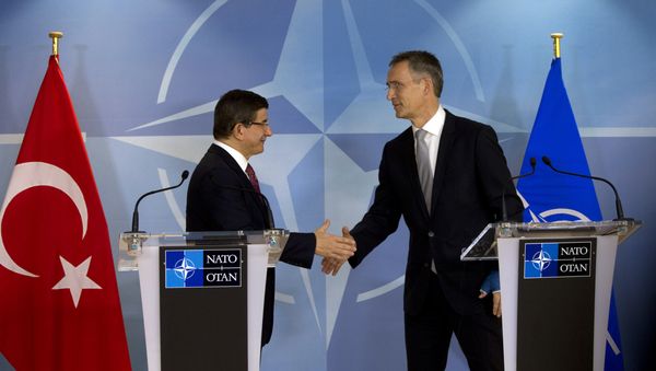 Turkish Prime Minister Ahmet Davutoglu shakes hands with NATO Secretary General Jens Stoltenberg after addressing a media conference at NATO headquarters in Brussels. - Sputnik International