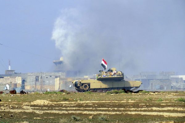 A national flag waves on an Iraqi Army Abrams tank as Iraqi forces supported by U.S.-led coalition airstrikes advance their position during clashes with Islamic State group in the western suburbs of Ramadi, Nov. 21, 2015 - Sputnik International