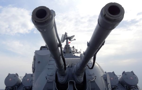 Russian Naval Power: Missile Cruiser Moskva Guards Syrian Shores - Sputnik International