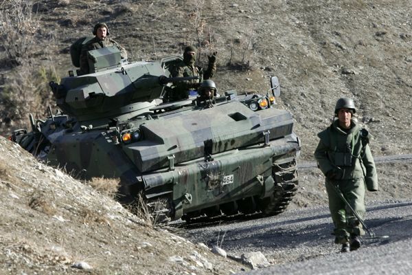Turkish soldiers patrol on a road near the Turkey-Iraq border in the mainly Kurdish southeastern province of Sirnak (File) - Sputnik International