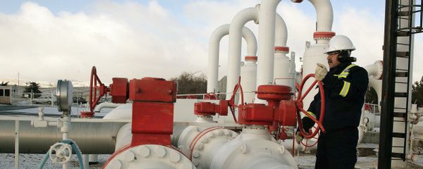 A worker carries out a routine check at a natural gas control centre of Turkey's Petroleum and Pipeline Corporation, 35 km (22 miles) west of Ankara . file photo - Sputnik International