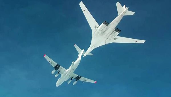Air refueling of strategic missile-carrying aircraft Tu-160 Air refueling of strategic missile-carrying aircraft Tu-160 - Sputnik International