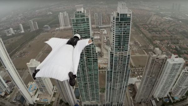 GoPro: Roberta Mancino Wingsuits Through Panama City Skyline - Sputnik International