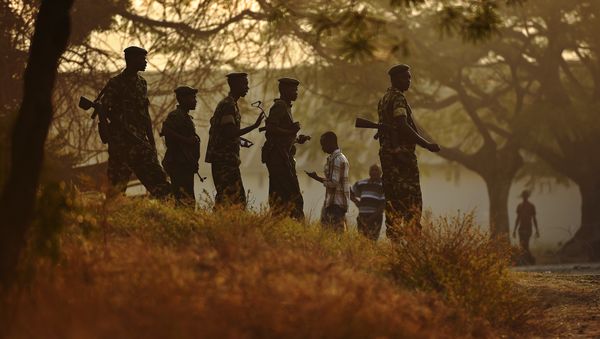 Soldiers guard a polling station in the Musaga neighborhood of Bujumbura on the day of Presidential elections in Burundi on July 21, 2015 - Sputnik International
