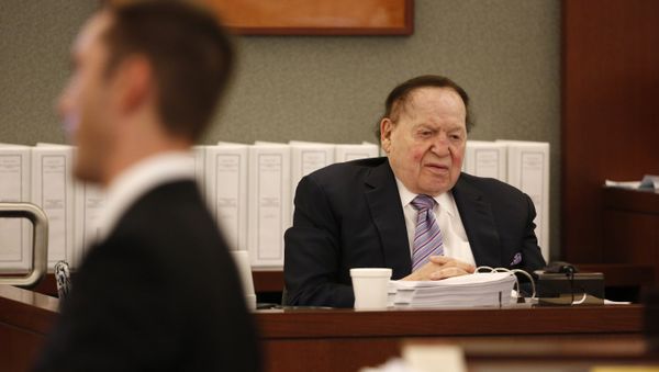 Las Vegas Sands Corp. Chairman and CEO Sheldon Adelson, right, testifies in court Monday, May 4, 2015, in Las Vegas. Steven Jacobs, former Sands Macau resort chief, is suing Sands China and Las Vegas Sands Corp. over a wrongful termination case. - Sputnik International