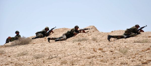 Syrian soldiers get in position during clashes with Islamic State (IS) group jihadists in northeastern Palmyra - Sputnik International