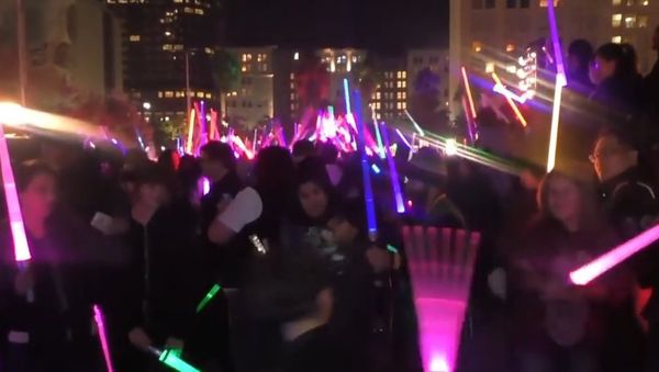 USA: May the force be with you! Star Wars fans hold mass lightsabre battle in LA - Sputnik International