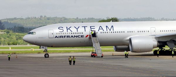 Airport workers are seen near the Air France Boeing 777 aircraft that made an emergency landing is pictured at Moi International Airport in Kenya's coastal city of Mombasa, December 20, 2015 - Sputnik International