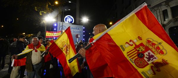 Popular Party (PP) supporters wave Spanish flags in front of the party's headquarters after the partial results of Spain's general elections in Madrid on December 20, 2015. - Sputnik International