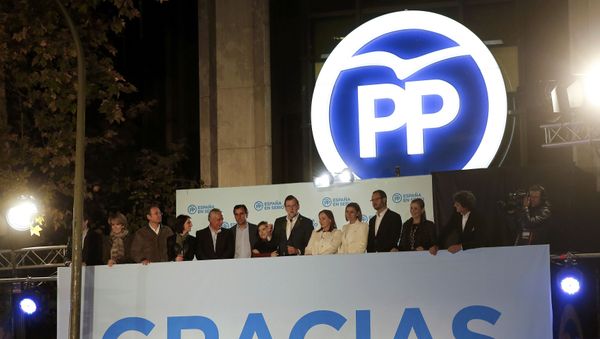 Spain's Prime Minister and People's Party (PP) candidate Mariano Rajoy (C) addresses supporters from a balcony at the party headquarters flanked by fellow party members and his wife Elvira Fernandez after results were announced in Spain's general election in Madrid, Spain, December 21, 2015. Spain's Prime Minister and People's Party (PP) candidate Mariano Rajoy (C) addresses supporters from a balcony at the party headquarters flanked by fellow party members and his wife Elvira Fernandez after results were announced in Spain's general election in Madrid, Spain, December 21, 2015. - Sputnik International