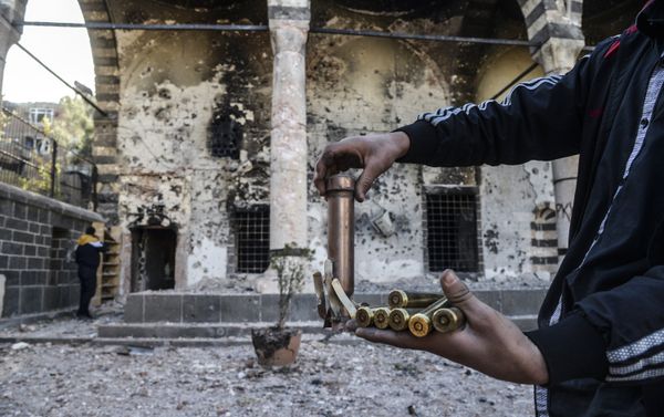 A boy shows bullets used during clashes between Kurdish fighters and Turkish special forces in the Sur district in Diyarbakir on December 11, 2015. - Sputnik International