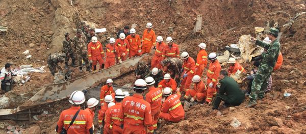 Firefighters search for survivors after buildings collapsed at the site of a landslide at an industrial park in Shenzhen, Guangzhou, China, December 21, 2015 - Sputnik International