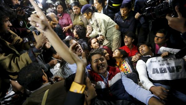 Demonstrators shout slogans as police detain others during a protest against the release of a juvenile rape convict, in New Delhi, India, December 20, 2015 - Sputnik International
