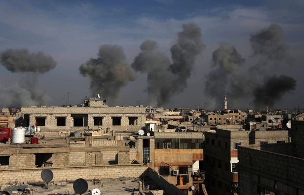Smoke billows after air strikes by regime forces on the town of Douma in the eastern Ghouta region, a rebel stronghold east of the capital Damascus, on December 13, 2015 - Sputnik International