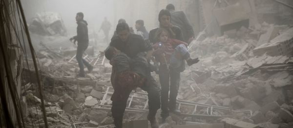Syrians evacuate victims following air strikes on the town of Douma in the eastern Ghouta region, a rebel stronghold east of the capital Damascus, on December 13, 2015 - Sputnik International