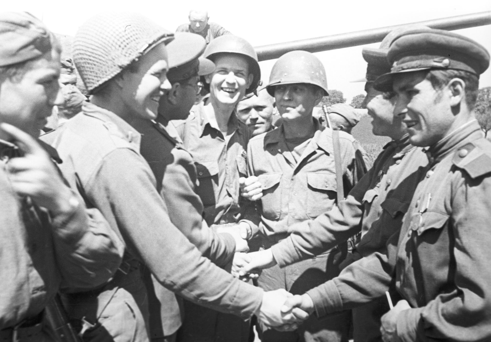 US soldiers congratulating Soviet officers on winning the Great Patriotic War of 1941-1945. - Sputnik International, 1920, 21.03.2022