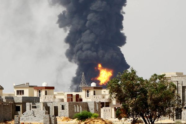 A picture taken on July 28, 2014 shows flames and smoke billowing from an oil depot where a huge blaze started following clashes around Tripoli airport, in southern Tripoli - Sputnik International