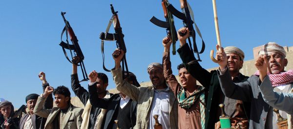 Supporters of Shiite Huthi rebels and militiamen shout slogans raising their weapons during a rally against the Saudi-led coalition, which has been leading the war against the Iran-backed rebels, on December 17, 2015 in Sanaa Supporters of Shiite Huthi rebels and militiamen shout slogans raising their weapons during a rally against the Saudi-led coalition, which has been leading the war against the Iran-backed rebels, on December 17, 2015 in Sanaa - Sputnik International