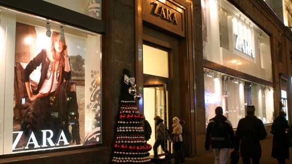 Christmas decorations outside the Zara boutique in Tverskaya, Moscow's main street - Sputnik International