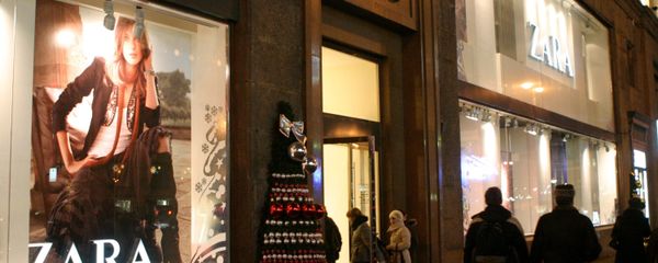 Christmas decorations outside the Zara boutique in Tverskaya, Moscow's main street - Sputnik International