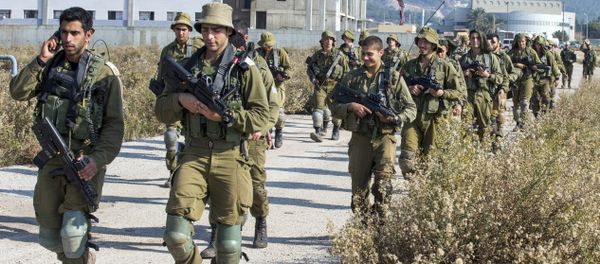 Israeli soldiers patrol the northern Israeli-Lebanon border - Sputnik International